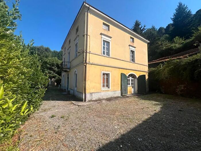 Casa con 8 locali in vendita in Capannori