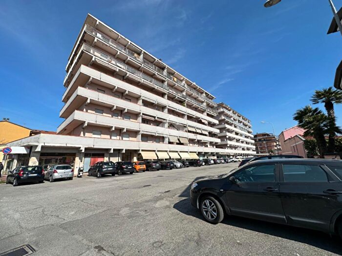 Appartamento quadrilocale in vendita in Via Lunense, Carrara