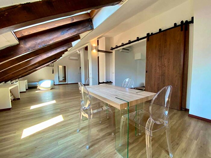 Appartamento trilocale in affitto in Via Curio Dentato, Giambellino, Milano