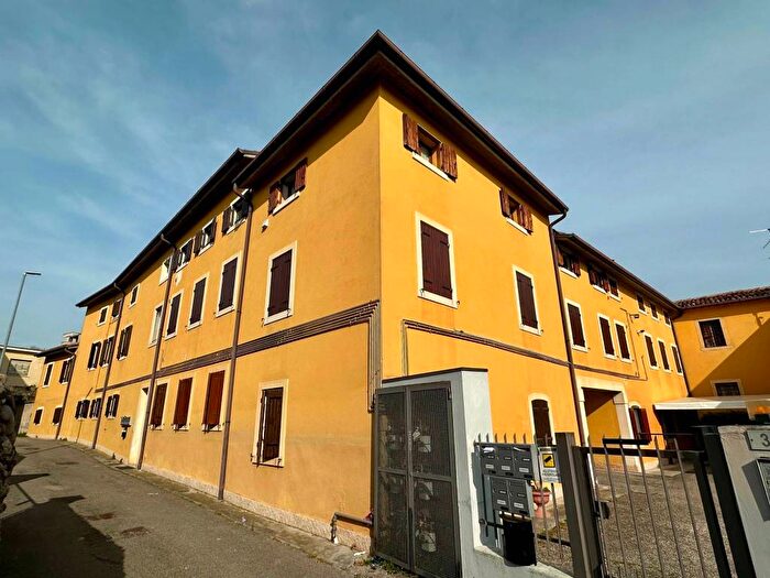 Appartamento con 5 locali in affitto in Vicolo Galileo Galilei, Centro, San Giovanni Lupatoto