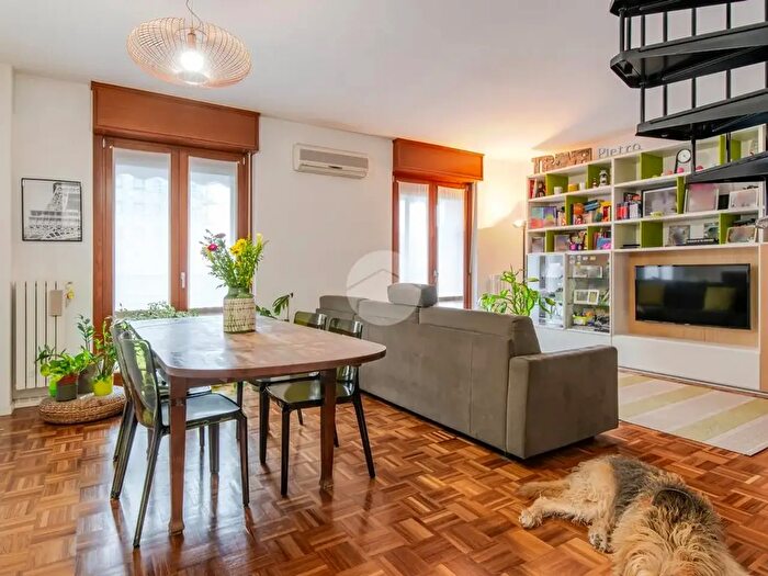 Appartamento trilocale in vendita in Via Ortica, Milano