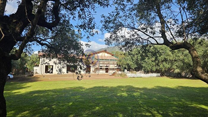 Casa con 18 locali in vendita in Seravezza