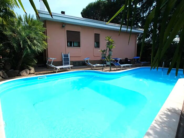 Casa con 10 locali in vendita in Viale Sabotino, Legnano