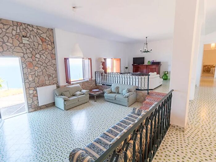 Casa con 7 locali in vendita in Via Salaverde, Cefalu'
