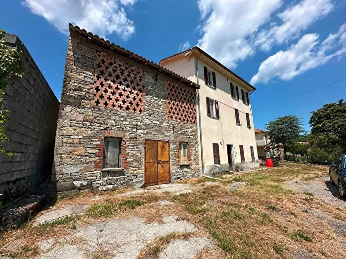 Casa con 5 locali in vendita in Bore
