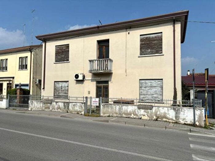 Casa quadrilocale in vendita in Via Roma, Porto Viro