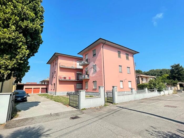 Appartamento trilocale in vendita in Via Bredina, Spinadesco