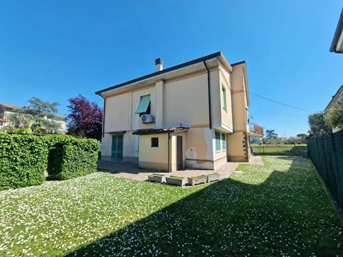 Casa con 7 locali in vendita in Ia Piave, Fucecchio