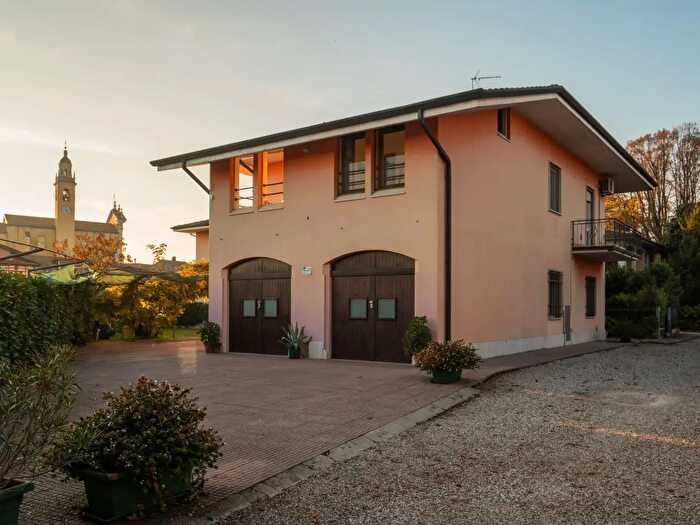 Casa con 11 locali in vendita in Via Custoza, Roverbella