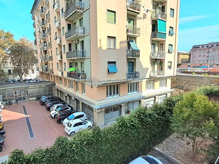 Appartamento con 6 locali in affitto in Via Archimede, Marassi, Genova
