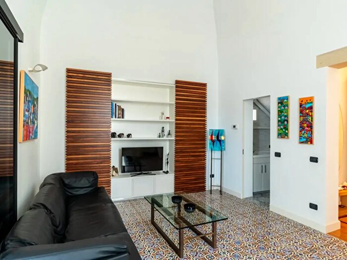 Appartamento quadrilocale in vendita in Via Regina Isabella, Lecce