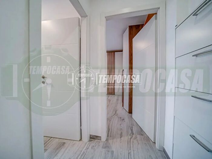 Appartamento trilocale in vendita in Via Aldo Mazza, Gavirate