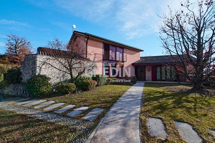 Casa con 6 locali in vendita in Refrontolo