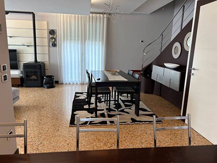 Casa con 6 locali in affitto in Centro, Santorso