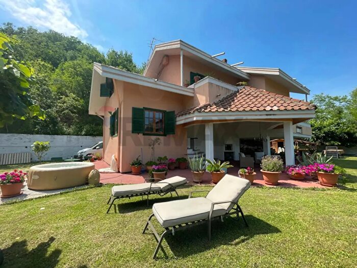 Casa con 10 locali in vendita in Montebello Di Bertona