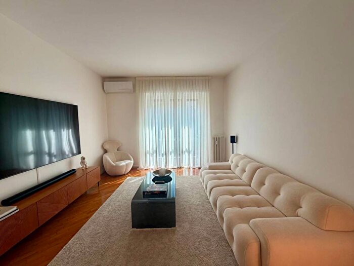 Appartamento trilocale in affitto in Via Soperga, Centrale, Milano