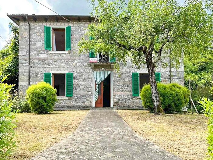 Casa con 11 locali in vendita in Camporgiano