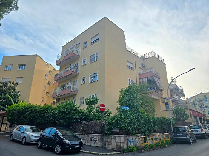 Appartamento trilocale in affitto in Via Montasio, Roma