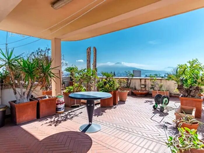 Appartamento trilocale in vendita in Via del Chiostro, Napoli