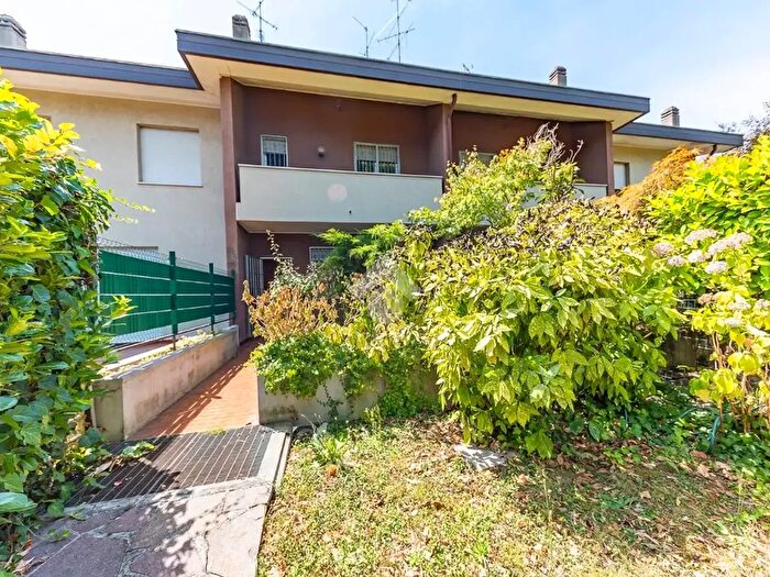 Casa quadrilocale in vendita in Viale dei Tigli, Arese