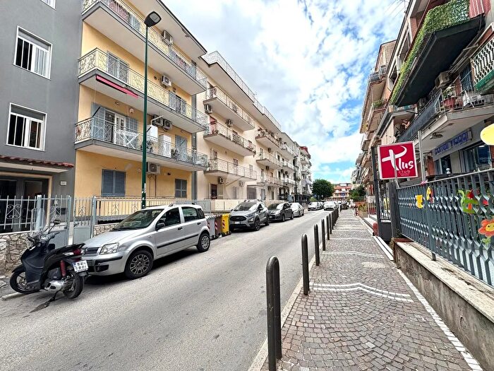 Appartamento trilocale in vendita in Via San Donato, Napoli