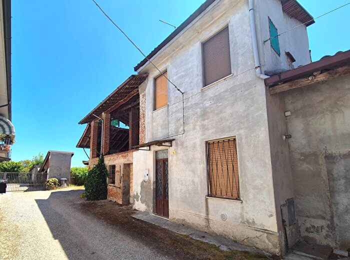 Casa bilocale in vendita in Via IV Novembre, Corteolona e Genzone