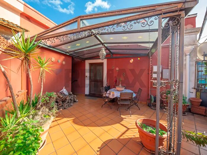 Casa con 7 locali in vendita in Piazza Chiesa Madre, SantAgata Li Battiati