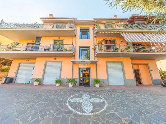 Appartamento quadrilocale in vendita in Via Ripatransone, Roma
