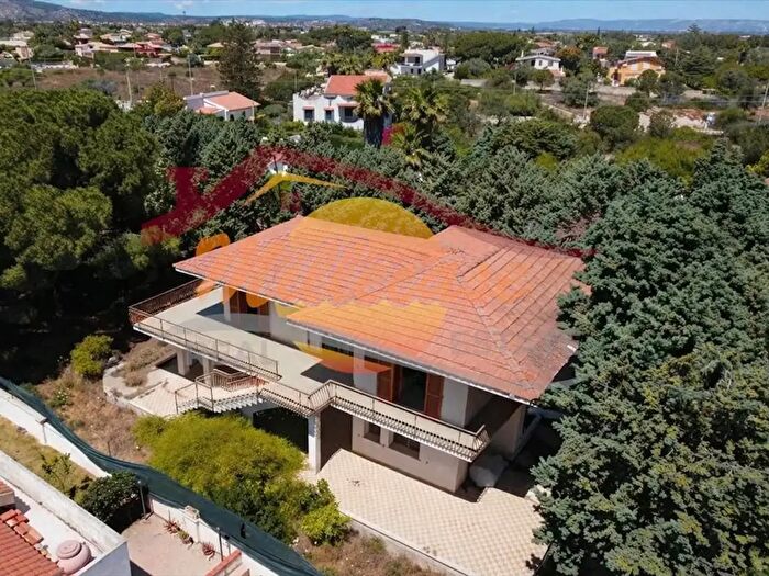 Casa con 12 locali in vendita in Via Mar di Bering, Siracusa