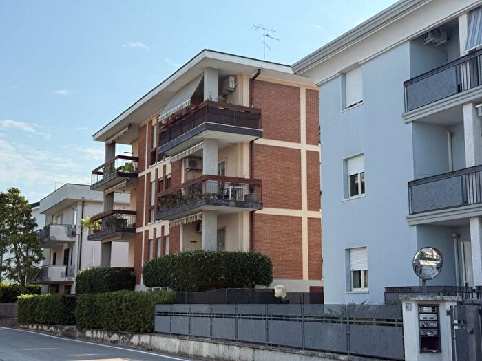 Appartamento con 5 locali in affitto in Via Luciano dal Cero, Bussolengo