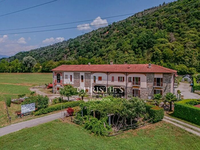 Casa con 14 locali in vendita in Montegrino Valtravaglia