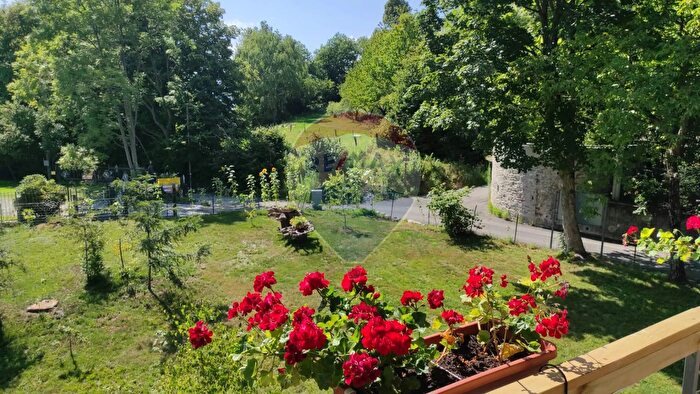 Casa con 7 locali in vendita in Laveno Mombello