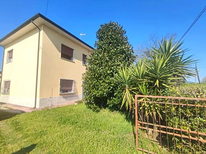 Casa con 6 locali in vendita in Viareggio