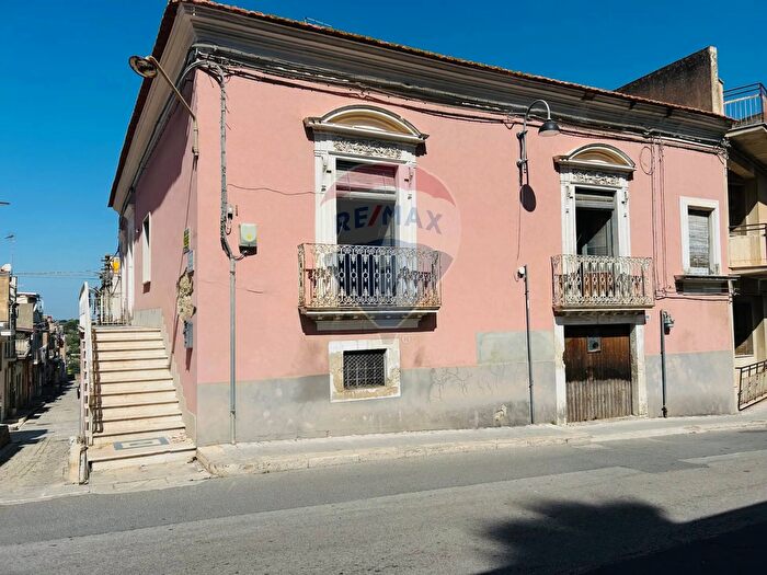 Casa con 6 locali in vendita in Via Francesco Petrarca, Comiso