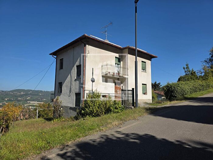 Casa con 6 locali in vendita in Via Castello delle Carpinete, Carpineti