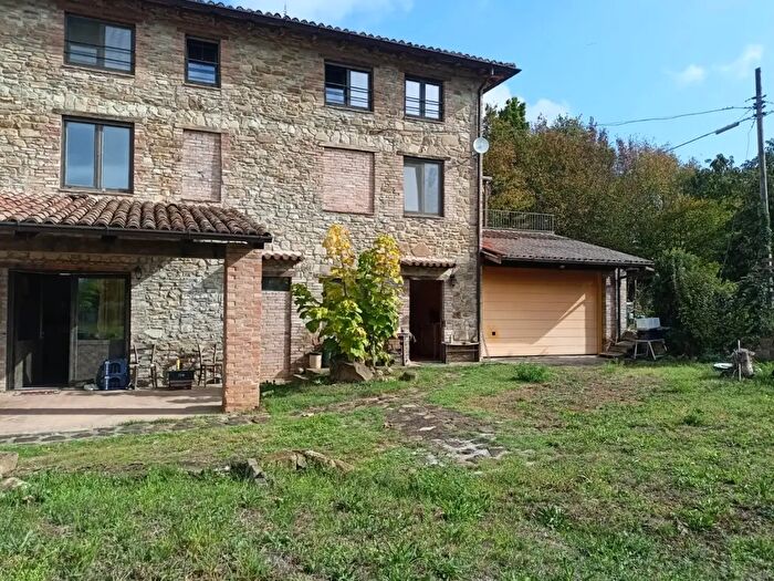 Casa con 5 locali in vendita in Frazione Veggiola, Gropparello