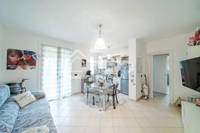 Appartamento trilocale in vendita in Via degli Azzarri, Reggio Emilia