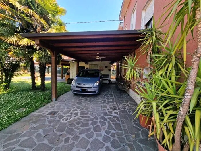 Casa con 6 locali in vendita in Piazza Don Giuseppe Andreoli, San Possidonio