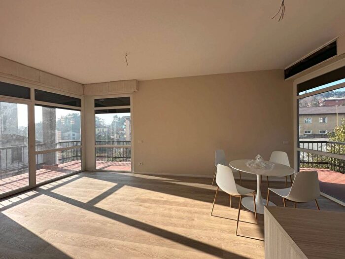 Appartamento trilocale in affitto in Via Angelo Cantoni, Centro, Arona