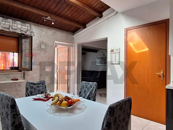 Appartamento con 5 locali in vendita in Via U Foscolo, Pachino