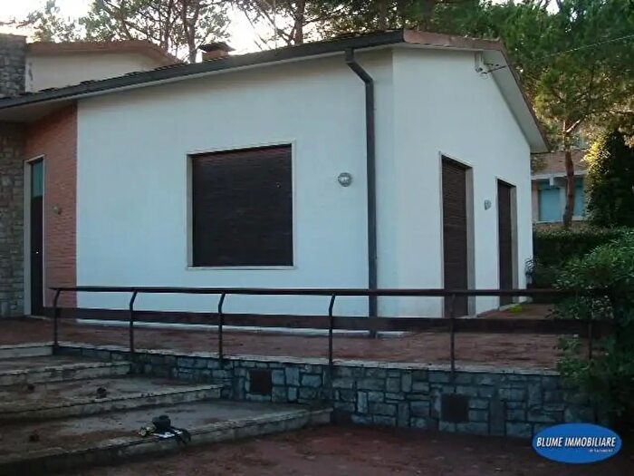 Casa con 7 locali in vendita in Camaiore