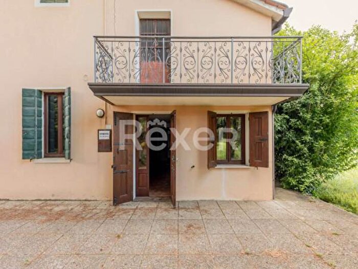 Casa con 6 locali in vendita in Via Favalli, Fosso