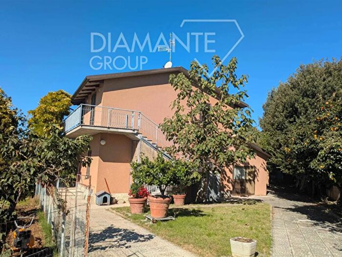 Casa con 6 locali in vendita in Castiglione Del Lago