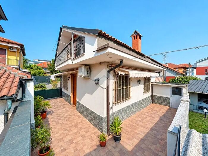 Casa con 5 locali in vendita in Via IV Novembre, Grugliasco