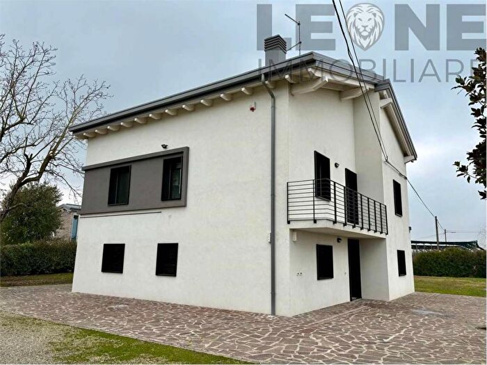 Casa con 6 locali in affitto in San Cesario sul Panaro