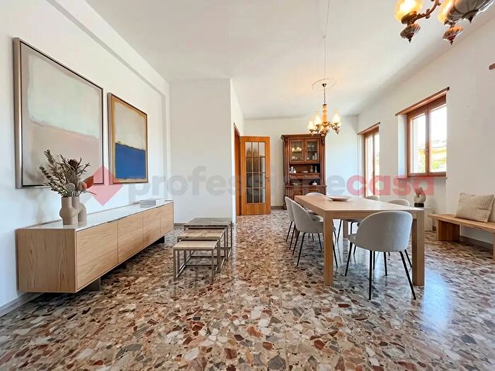 Appartamento con 5 locali in vendita in Via Vicolo Terra a, Verona