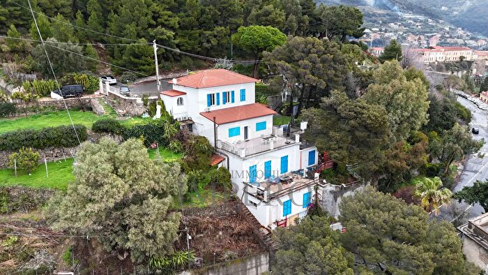 Casa con 7 locali in vendita in Corso G Verdi, Ventimiglia