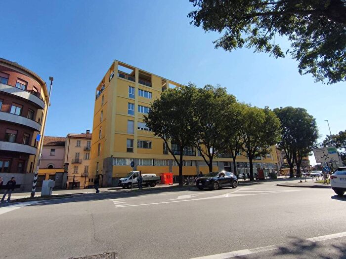 Casa con 6 locali in vendita in Viale Cesare Battisti, Centro Storico, Pavia