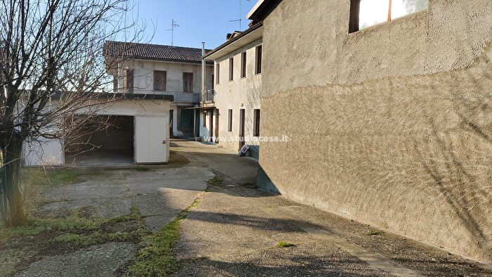 Casa con 12 locali in vendita in Via Venezia, Moscazzano