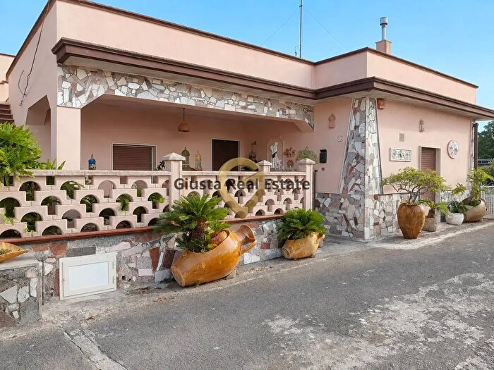 Casa quadrilocale in vendita in Via San Lorenzo, Oria